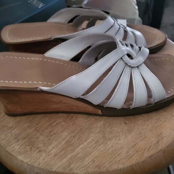 Women's White Leather Sandal Size 8 Wedge Slide Open Toe - Picture 2 of 3